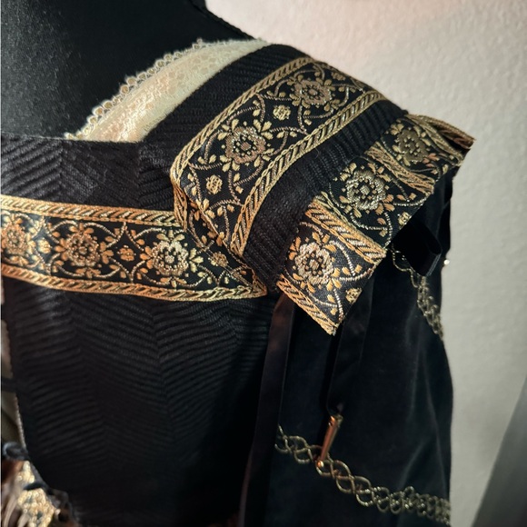 Medieval Renaissance Black and Gold OOAK Professionally Made Dress - Picture 14 of 16